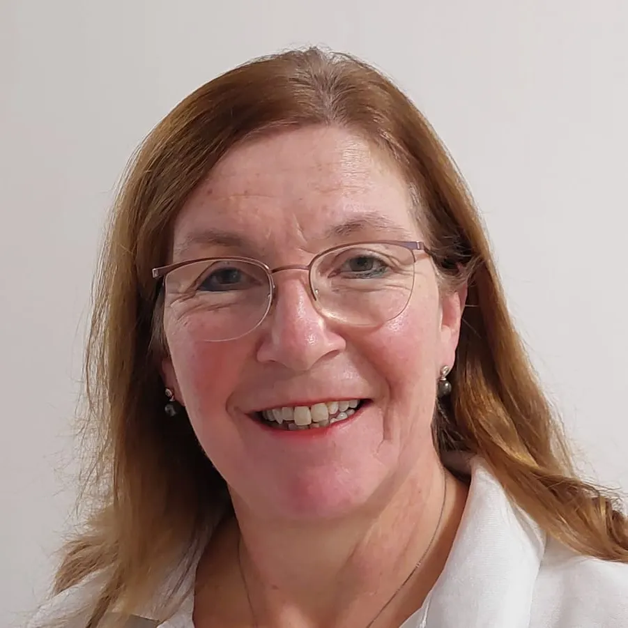 PhD MBA Renate Zettl schaut lächelnd in die Kamera
